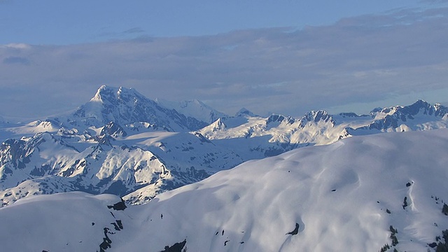 空中拍摄的雪山，阿拉斯加