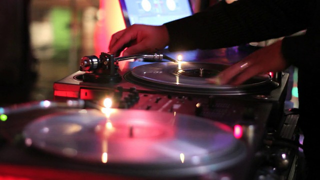 夜总会里的DJ混音和刮痕
