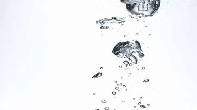 詳情圖-冰塊在水中，慢動作