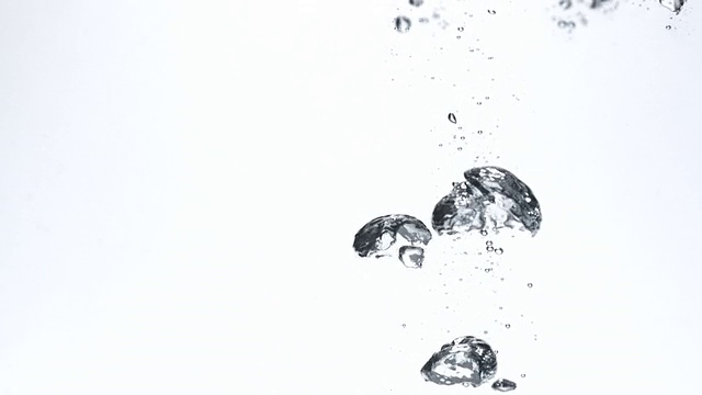 詳情圖-冰塊在水中，慢動作