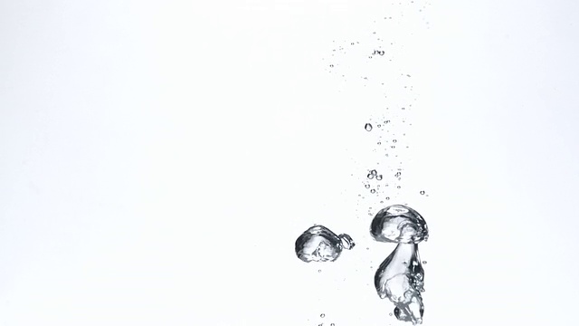 詳情圖-冰塊在水中，慢動作