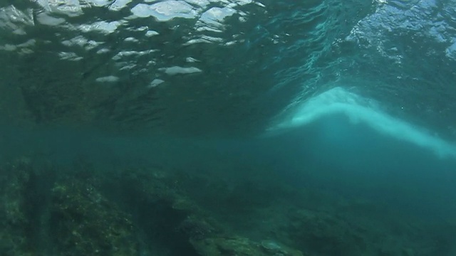 海浪后的水下冲浪者