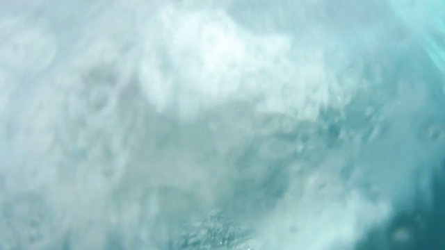 详情图-冲浪者在镜头前转弯