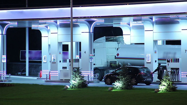 詳情圖-加油站工作人員為汽車加油，延時(shí)駕駛