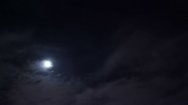 夜晚月亮天空时间流逝，云移过暗，星星闪烁