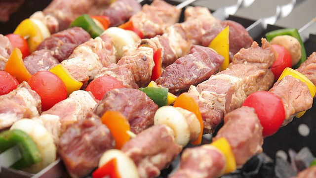 烤肉串。烧烤。烤羊肉串