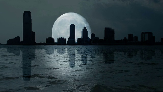 詳情圖-月亮的夜晚黑暗。城市天際線輪廓。水反射