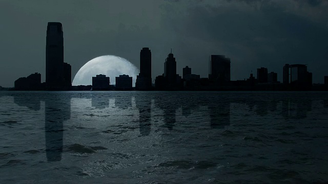 詳情圖-月亮的夜晚黑暗。城市天際線輪廓。水反射