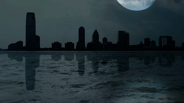 詳情圖-月亮的夜晚黑暗。城市天際線輪廓。水反射