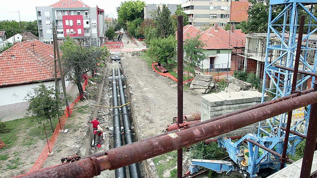 新建集中供热管道铺设在地面上。