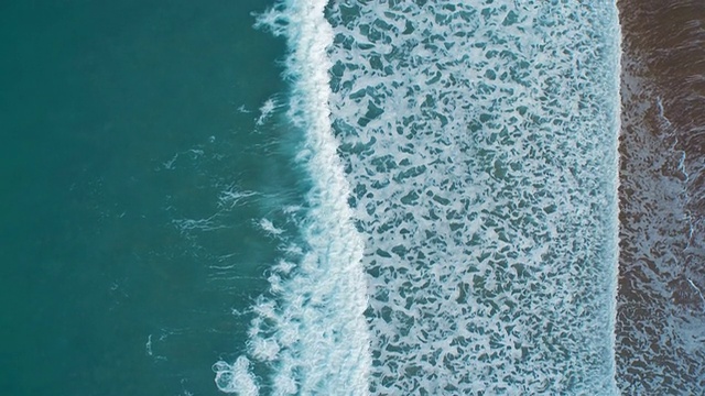 空中无人机拍摄的宁静的海浪