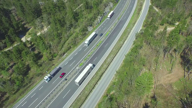 卡车和汽车在高速公路上行驶