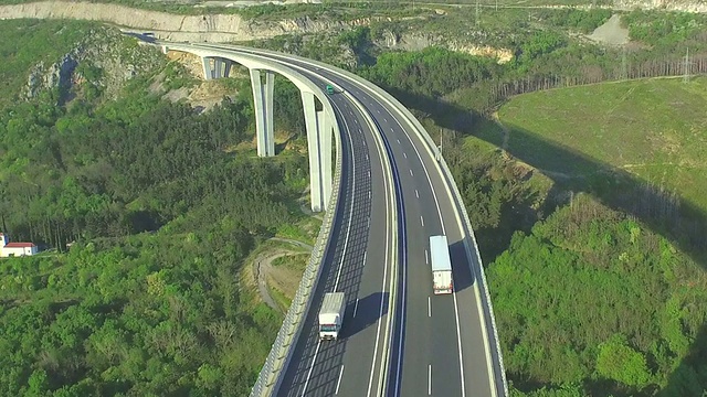 架空:在高架桥上运输货物的货车