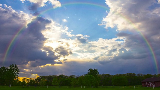 令人惊叹的日落时光流逝与彩虹