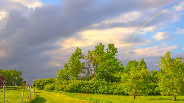 乌云密布，清晨有彩虹
