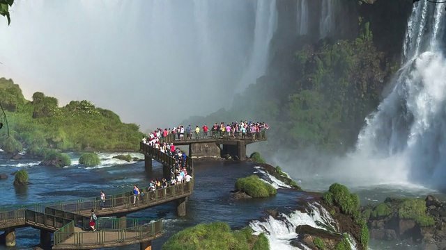 游客在伊瓜苏瀑布，Foz do Iguacu，巴拉那，巴西