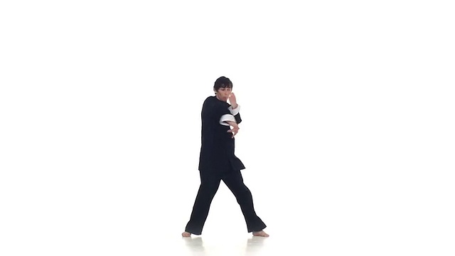 武术或空手道男子在和服它显示了不同的元素，慢动作