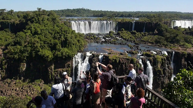 游客参观伊瓜苏瀑布，Foz do Iguacu，巴西