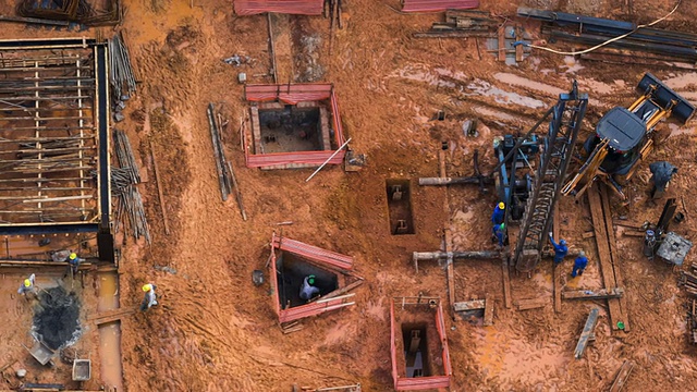 从上面看在建筑工地工作的人的时间推移视图-缩小
