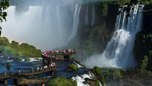 游客在伊瓜苏瀑布，Foz do Iguacu，巴西
