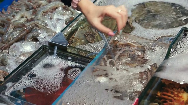 Noryangjin鱼市出售鲜活的新鲜鱿鱼