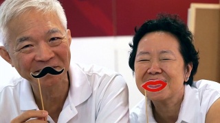 快乐的资深亚洲夫妇玩和有幽默感的乐趣