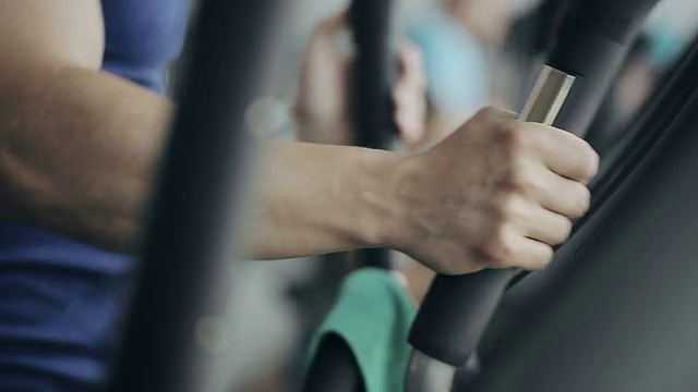 在健身房里用滤水器锻炼的人
