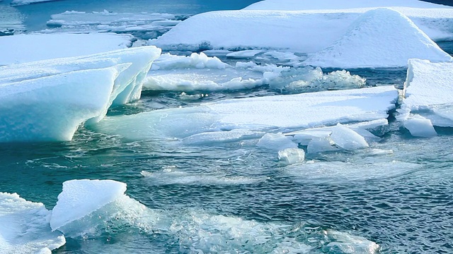 冰川泻湖Jokulsarlon的浮冰在慢镜头中崩解