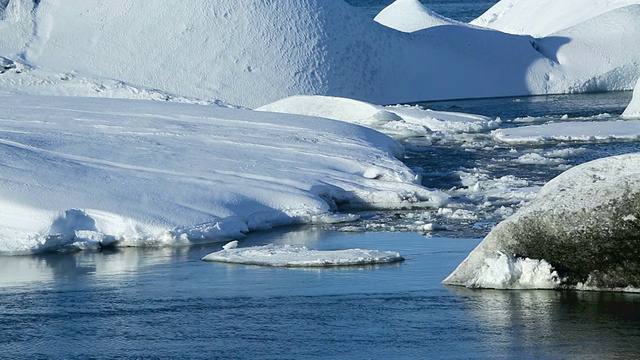 冰岛Jokulsarlon冰川泻湖上的浮冰正在融化