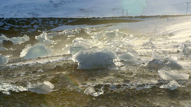 冰川泻湖Jokulsarlon的冰块正在缓慢融化