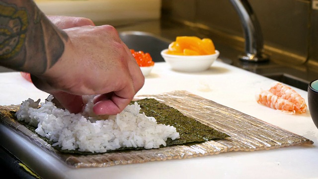 詳情圖-壽司師傅準(zhǔn)備制作三文魚(yú)桃子卷