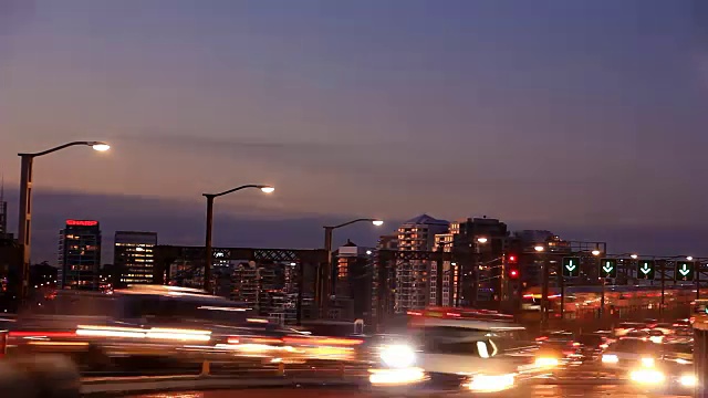 汽车上下班，交通拥挤，城市，街道，夜晚，交通高峰时间，时光流逝