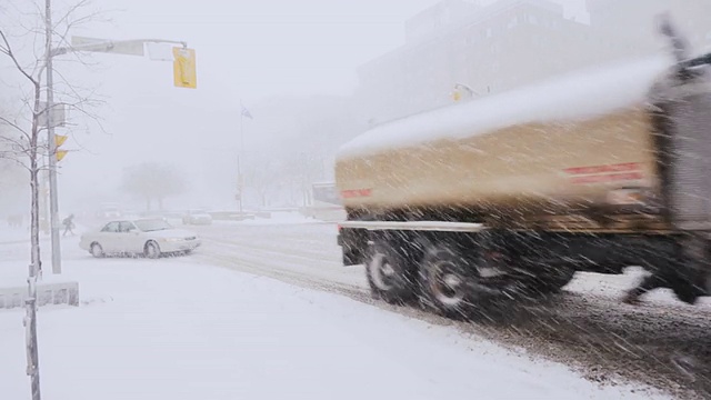 大雪中的城市街道。