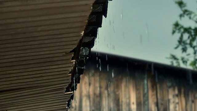 雨在屋顶
