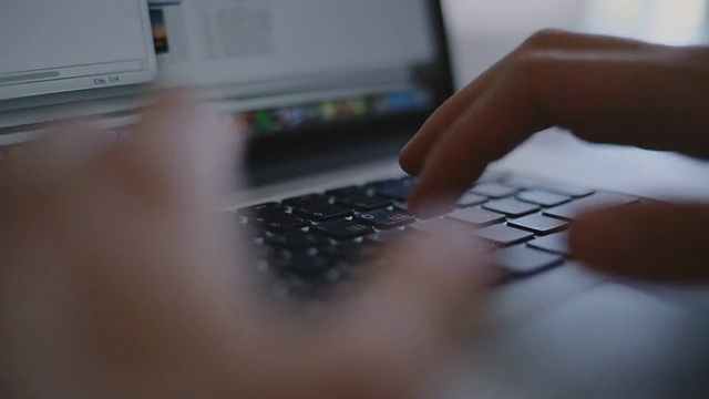 活动摄像头俯瞰在noutbke上打字的手。令人难以置信的观点
