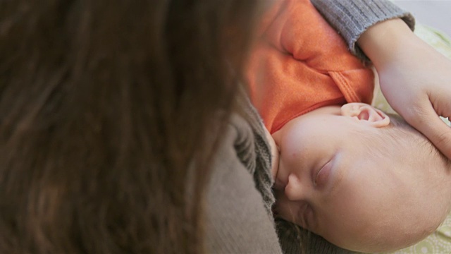 新生男婴母乳喂养