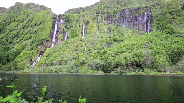 弗洛里斯岛的瀑布和前景中湖泊的湖泊，亚速尔群岛(葡萄牙)
