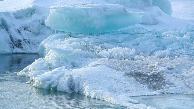 冰岛Jokulsarlon冰川泻湖上的浮冰崩解