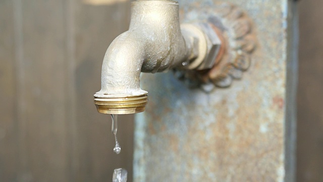 滴水水龙头旧水龙头喷泉节约资源
