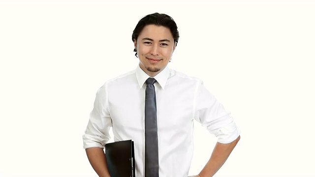 一个穿着白衬衫打着白领带拿着笔记本电脑的男人走进来