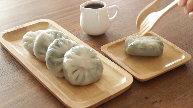 用木盘装着蒸饺的馅料