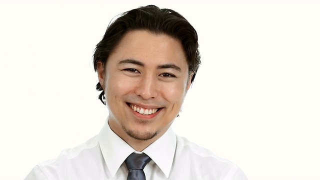 商人微笑着穿着白色衬衫和灰色领带