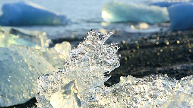 冰川泻湖Jokulsarlon的冰块正在融化