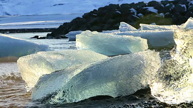 冰岛Jokulsarlon冰川泻湖上融化的浮冰(第二部分)