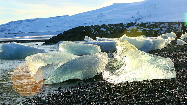 冰岛Jokulsarlon冰川泻湖上正在融化的浮冰