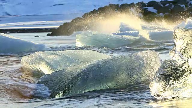 冰川泻湖Jokulsarlon的大浪和冰块在慢镜头中