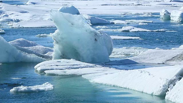 冰川泻湖Jokulsarlon的冰块崩解