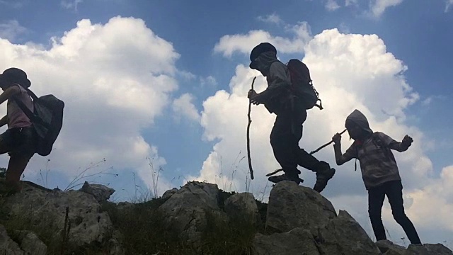 这群孩子迎着蓝天在小路上徒步旅行