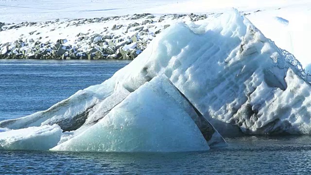 冰川泻湖Jokulsarlon的冰块正在融化