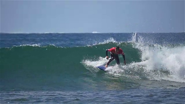 慢动作:在阳光灿烂的夏天，冲浪者骑在大破浪上